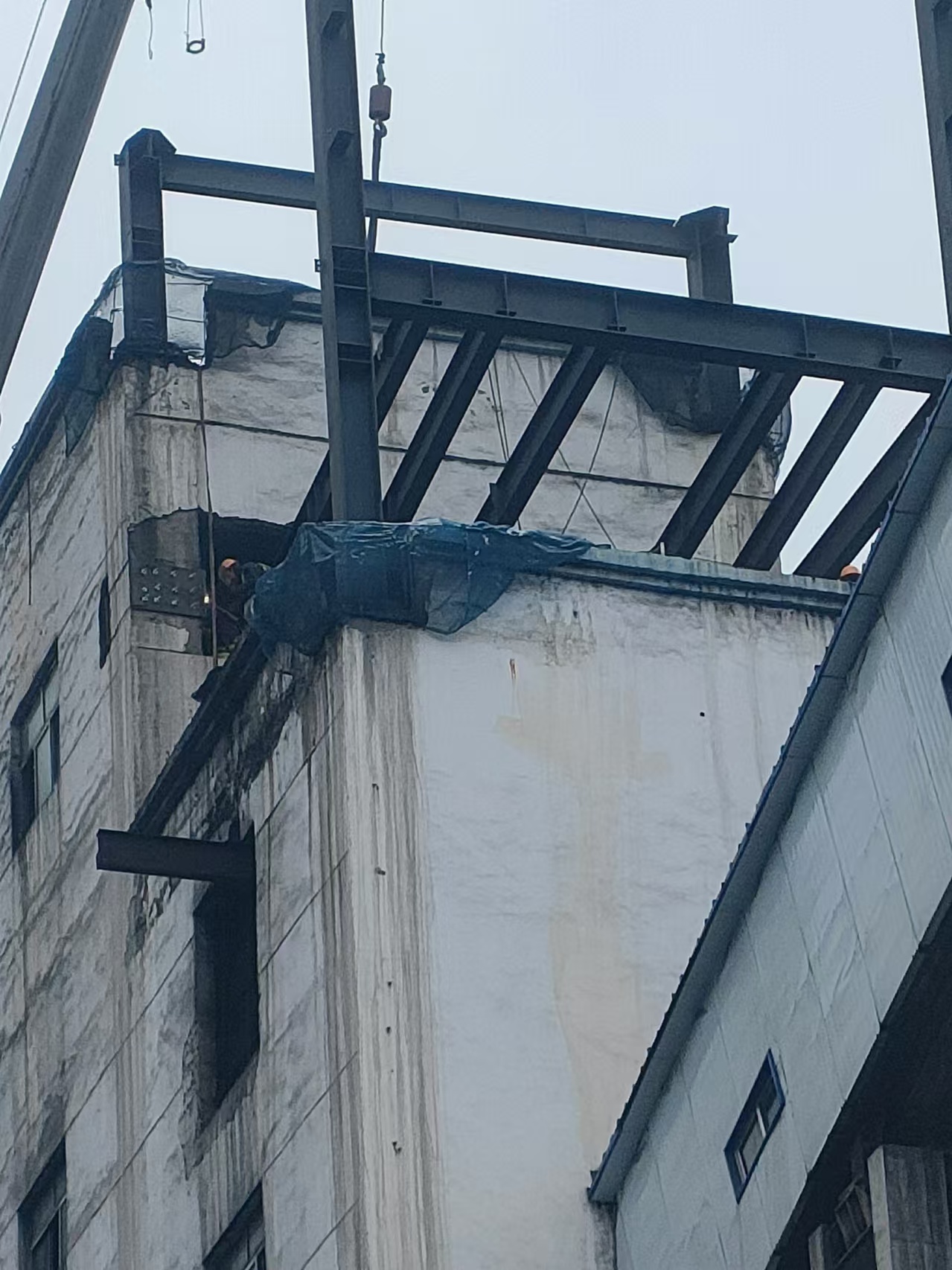 華亭煤礦鋼結(jié)構(gòu)工程安裝難點(diǎn)主要包括以下幾個(gè)方面： 一、施工組織與協(xié)調(diào)復(fù)雜 鋼結(jié)構(gòu)工程構(gòu)件多，需在有限的時(shí)間內(nèi)完成吊裝、高強(qiáng)螺栓安裝及焊接、壓型鋼板安裝等施工內(nèi)容。同時(shí)，與其他專業(yè)在平面和立面同時(shí)展開施工，多專業(yè)交叉施工組織復(fù)雜。這要求施工團(tuán)隊(duì)具備高度的組織協(xié)調(diào)能力，確保各施工環(huán)節(jié)有序進(jìn)行，避免進(jìn)度延誤和資源浪費(fèi)。 二、鋼材加工與安裝精度高 鋼結(jié)構(gòu)工程的施工涉及到大量的鋼材加工和安裝工作，對鋼材的加工精度和安裝準(zhǔn)確性有嚴(yán)格要求。鋼材加工的精度直接影響結(jié)構(gòu)的穩(wěn)定性和承載能力，而安裝的準(zhǔn)確性則關(guān)系到整體結(jié)構(gòu)的安全性和使用壽命。因此，如何確保鋼材加工與安裝的精度是施工中的一大難點(diǎn)。 三、高空作業(yè)安全風(fēng)險(xiǎn)大 鋼結(jié)構(gòu)工程施工中，高空作業(yè)和吊裝環(huán)節(jié)存在較高的施工風(fēng)險(xiǎn)。這要求施工團(tuán)隊(duì)具備嚴(yán)格的安全管理制度和高效的安全防護(hù)措施，確保施工人員的生命安全和身體健康。同時(shí)，還需加強(qiáng)對施工設(shè)備的維護(hù)和檢修，避免設(shè)備故障引發(fā)的安全事故。 四、施工環(huán)境復(fù)雜多變 華亭煤礦作為工業(yè)場地，其施工環(huán)境可能相對復(fù)雜多變。例如，現(xiàn)場可能存在裸土面積大、安全隱患多等問題，這增加了施工難度和安全管控的難度。施工團(tuán)隊(duì)需根據(jù)現(xiàn)場實(shí)際情況，制定切實(shí)可行的施工方案和安全措施，確保施工順利進(jìn)行。 綜上所述，華亭煤礦鋼結(jié)構(gòu)工程安裝難點(diǎn)主要包括施工組織與協(xié)調(diào)復(fù)雜、鋼材加工與安裝精度高、高空作業(yè)安全風(fēng)險(xiǎn)大以及施工環(huán)境復(fù)雜多變等方面。針對這些難點(diǎn)，施工團(tuán)隊(duì)需加強(qiáng)組織協(xié)調(diào)、提高加工安裝精度、加強(qiáng)安全管理和優(yōu)化施工方案等措施，確保工程安全、高效、高質(zhì)量地完成。