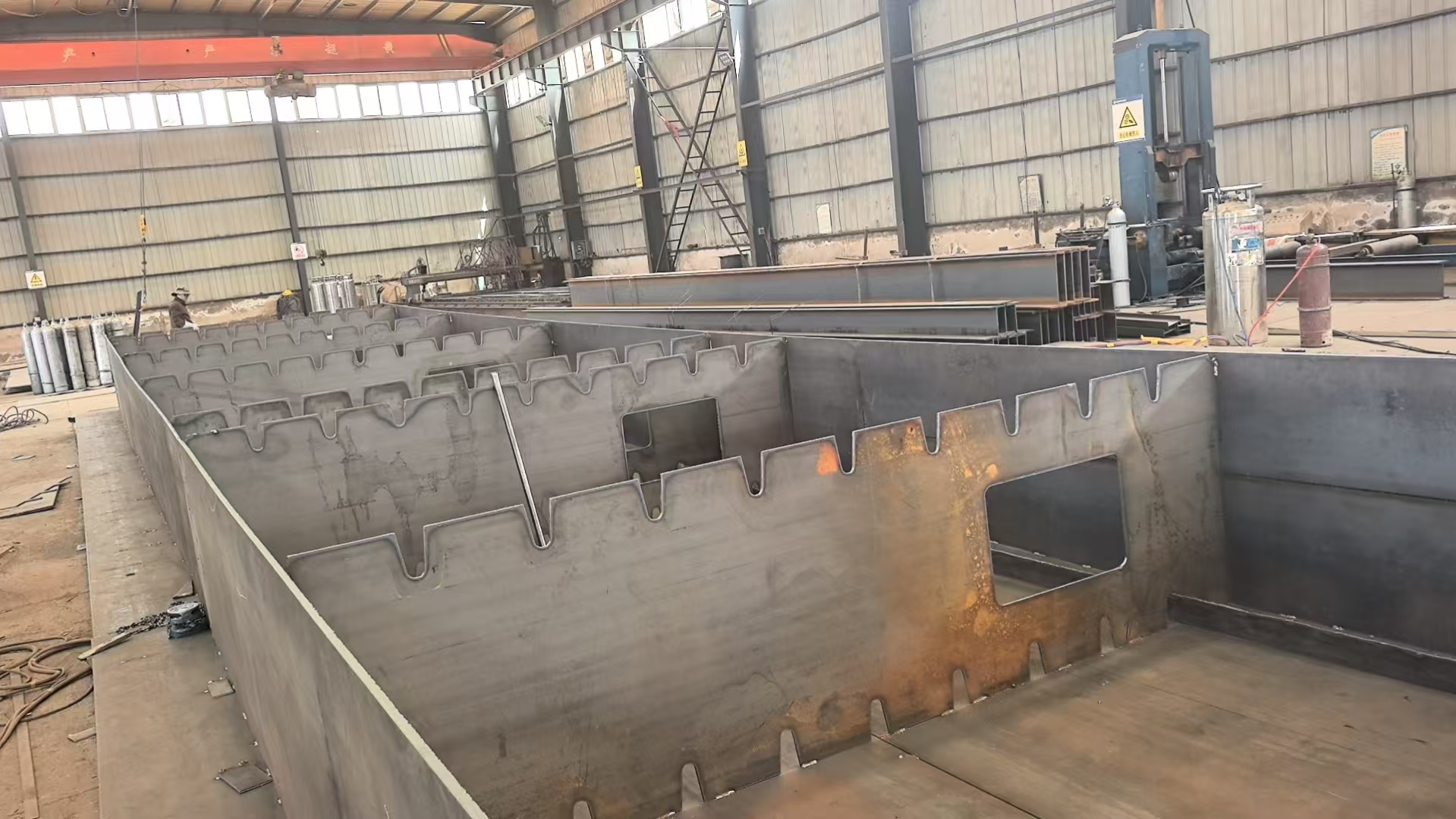 2024年平?jīng)鲋行某菂^(qū)北街小巷結(jié)構(gòu)橋梁及不銹鋼欄桿制作安裝工程